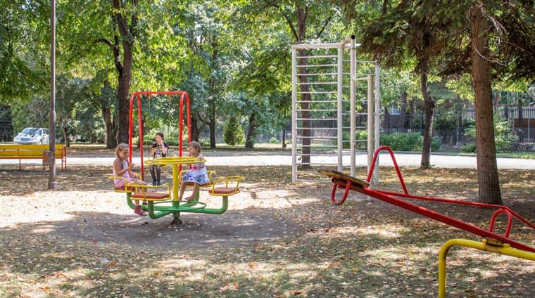 Игры на свежем воздухе на детской площадке санатория Украина в Ессентуках