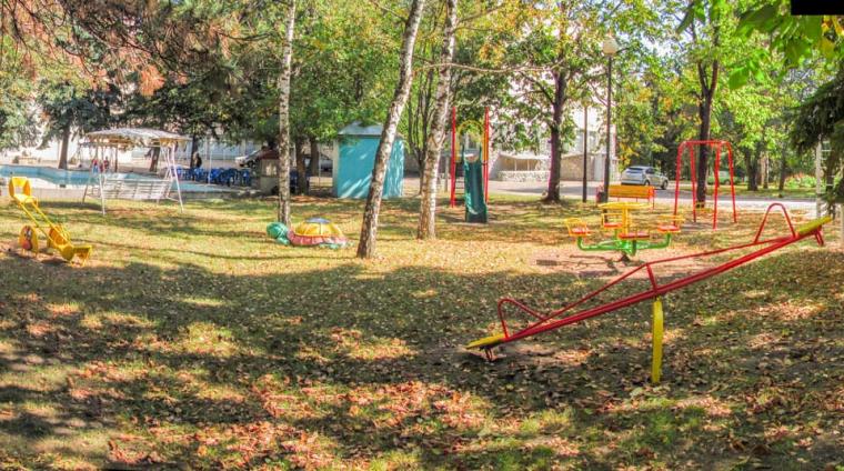 Оборудованная детская площадка на территории санатория Украина. Ессентуки