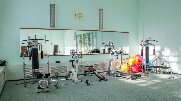Тренажеры в спортзале санатория Украина. Ессентуки